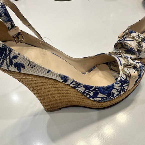 Gucci blue and cream colored platform heel with gold bar. - Picture 6 of 9